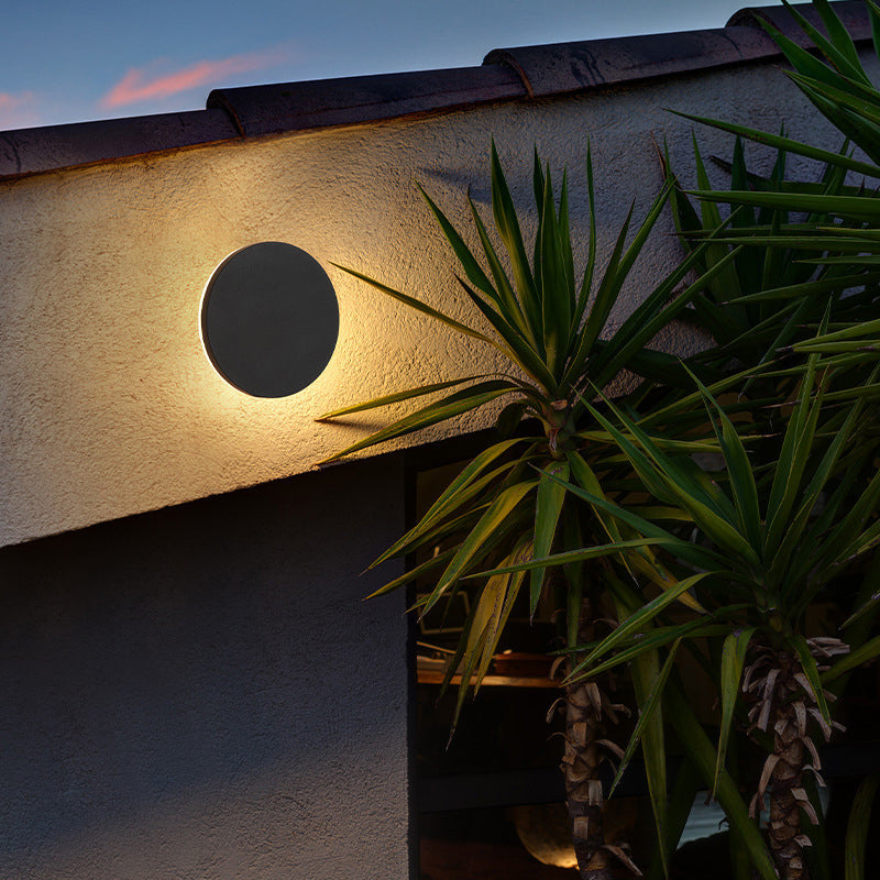 Outdoor LED wall lamp halo effect